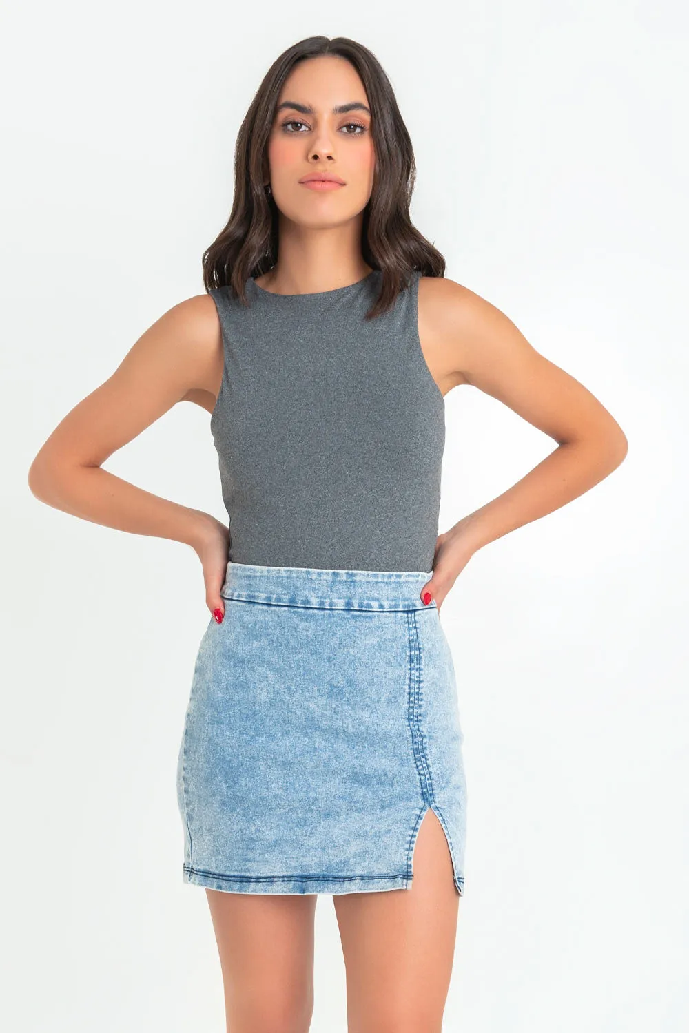 Falda corta ajustada acid denim con abertura